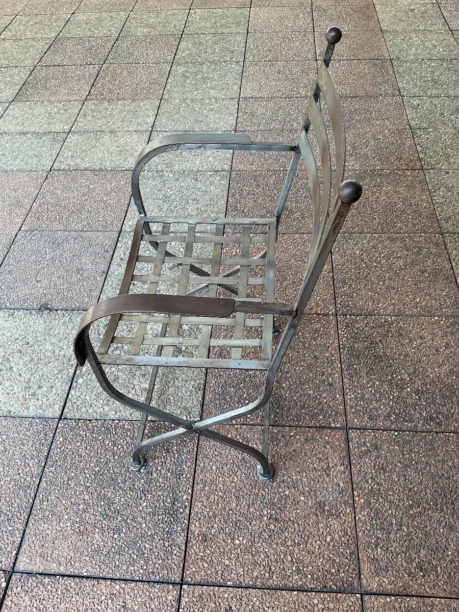 Un fauteuil curule en métal.-photo-4
