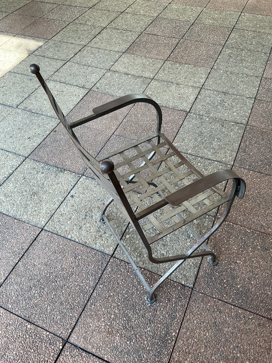 Un fauteuil curule en métal.-photo-2