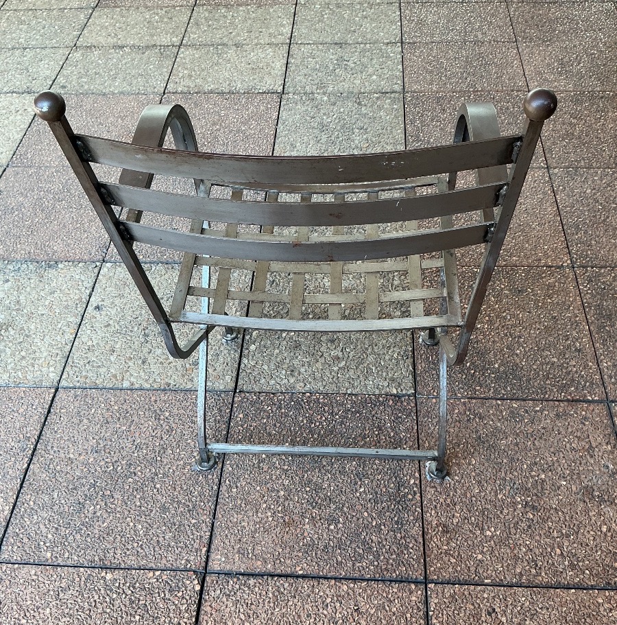 Un fauteuil curule en métal.-photo-3
