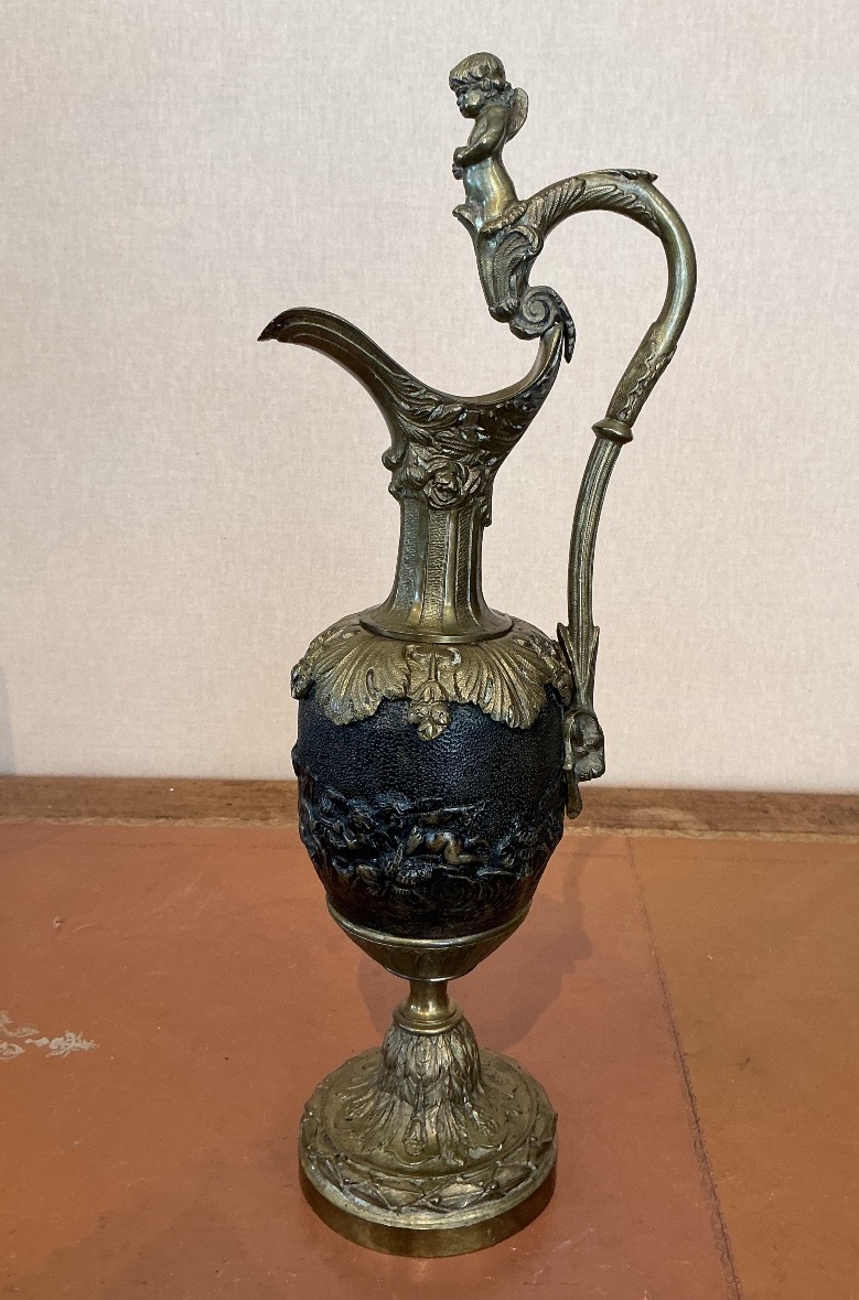 Une. aiguière en bronze .-photo-2