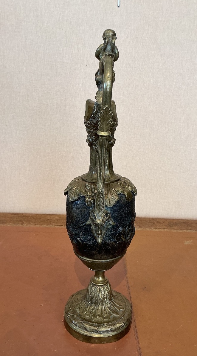 Une. aiguière en bronze .-photo-1