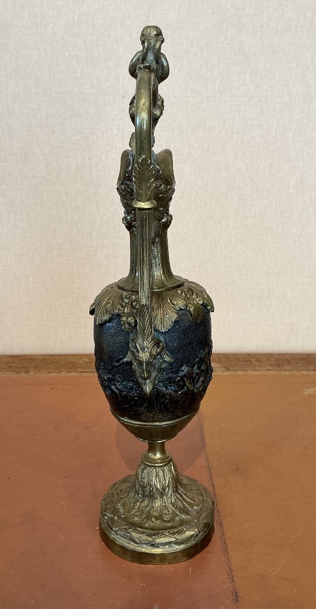 Une. aiguière en bronze .-photo-3