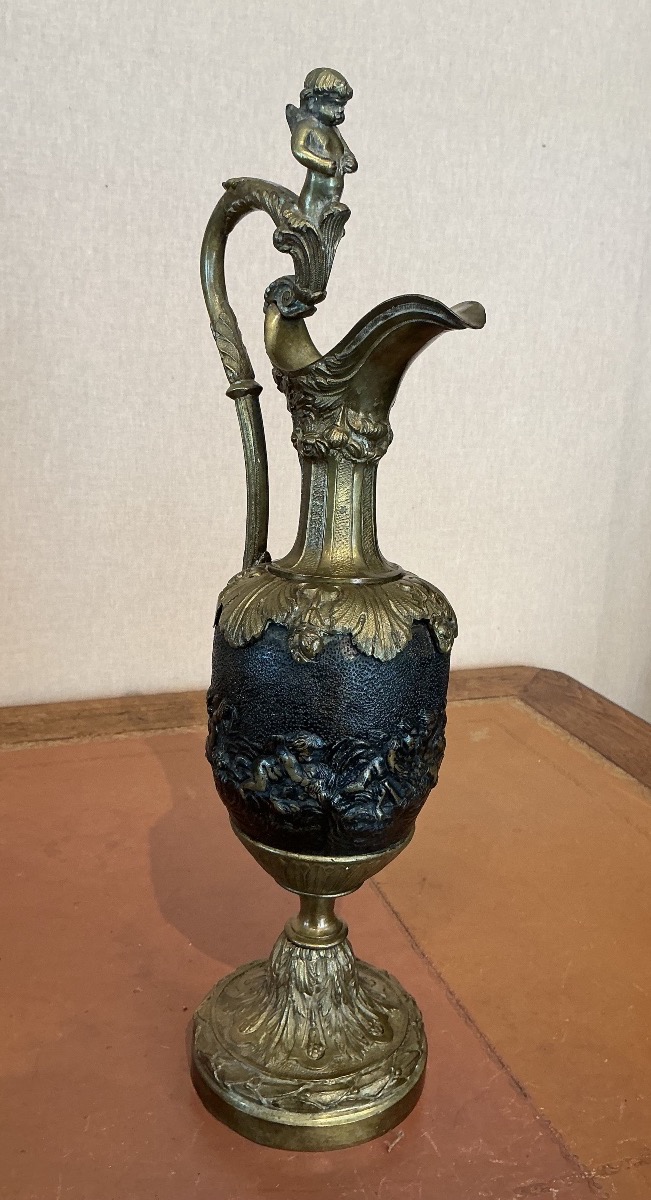 Une. aiguière en bronze .