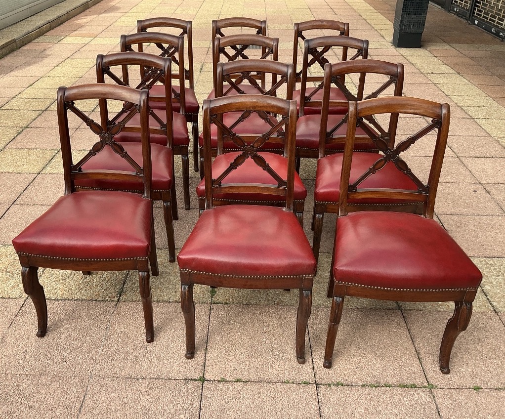 12 chaises en acajou.