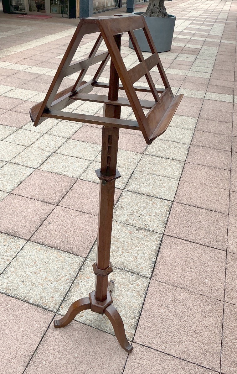 A Lectern With Two Shelves. -photo-4