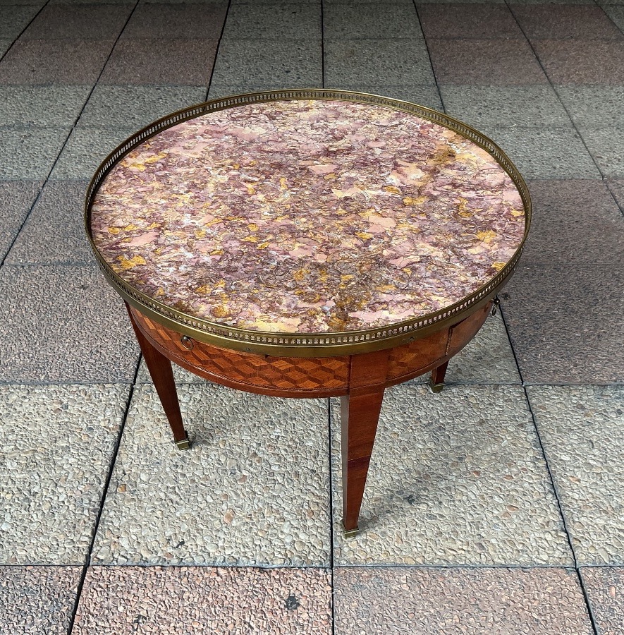Une table basse de forme ronde-photo-2