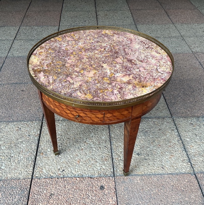 Une table basse de forme ronde-photo-1