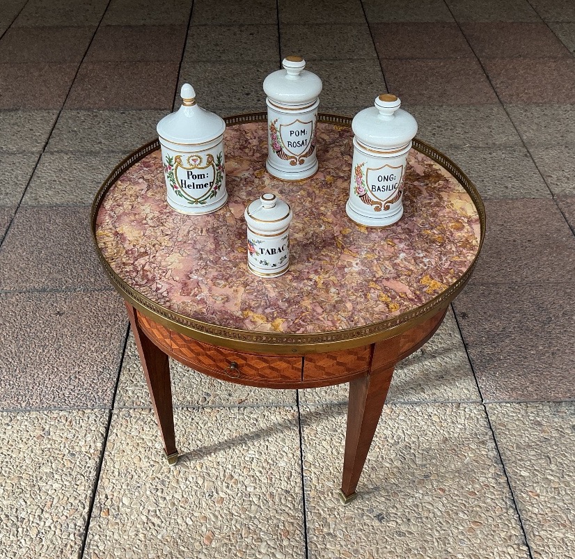 Une table basse de forme ronde