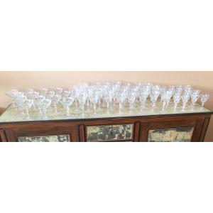 Un Service De Verres En Cristal Taillé