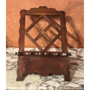 Un  lutrin ou pupitre à poser.