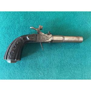 Un pistolet  de carrosse à crosse sculptée
