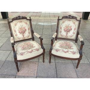 Une paire de fauteuils Louis XVI