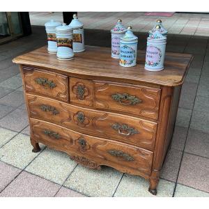 Une commode régionale du XVIIIe siècle.