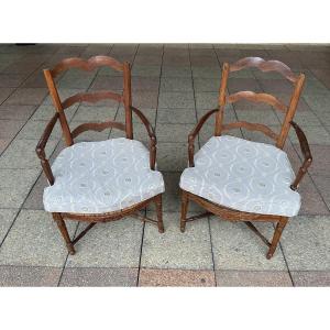 Une paire de fauteuils provençaux.