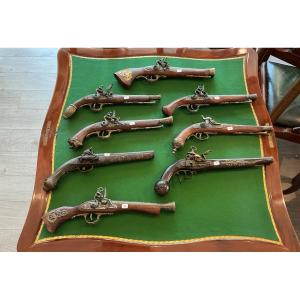 Une collection de pistolets décoratifs.