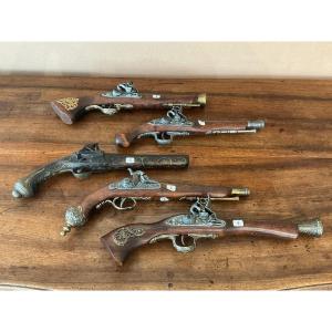 Une collection de pistolets décoratifs.
