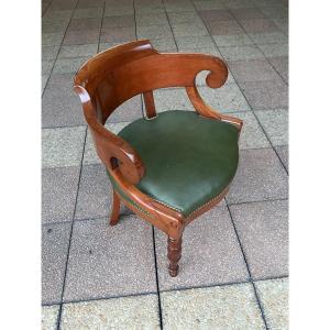 Un fauteuil de bureau en acajou.
