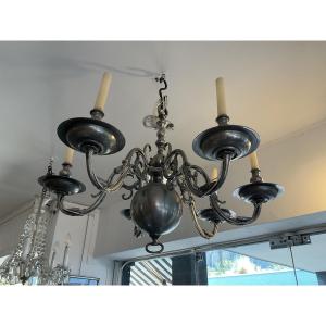 Un lustre hollandais à six bras de lumière.