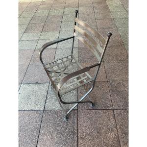 Un fauteuil curule en métal.
