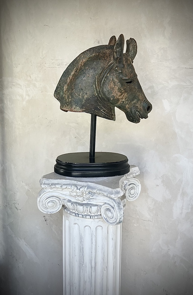 Sculpture de tête de cheval en bronze patiné 