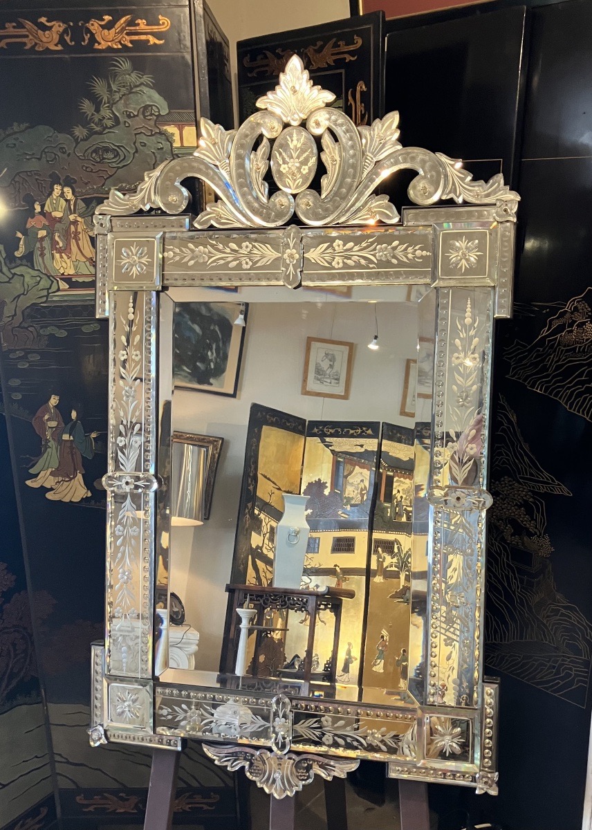 Large Venetian Mirror With An Openwork Pediment, Engraved Glass, And Floral Decoration; First Half Of The 20th Century -photo-2