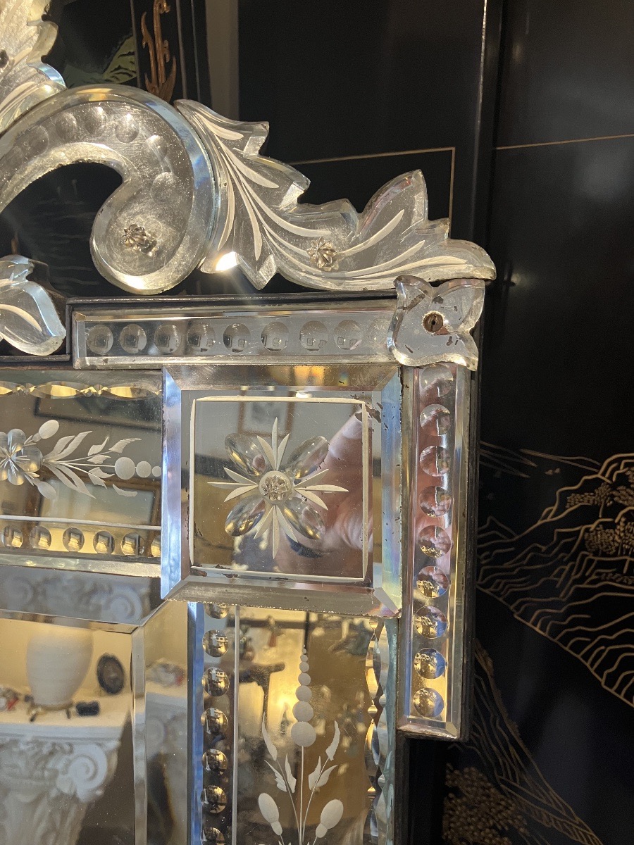Large Venetian Mirror With An Openwork Pediment, Engraved Glass, And Floral Decoration; First Half Of The 20th Century -photo-3