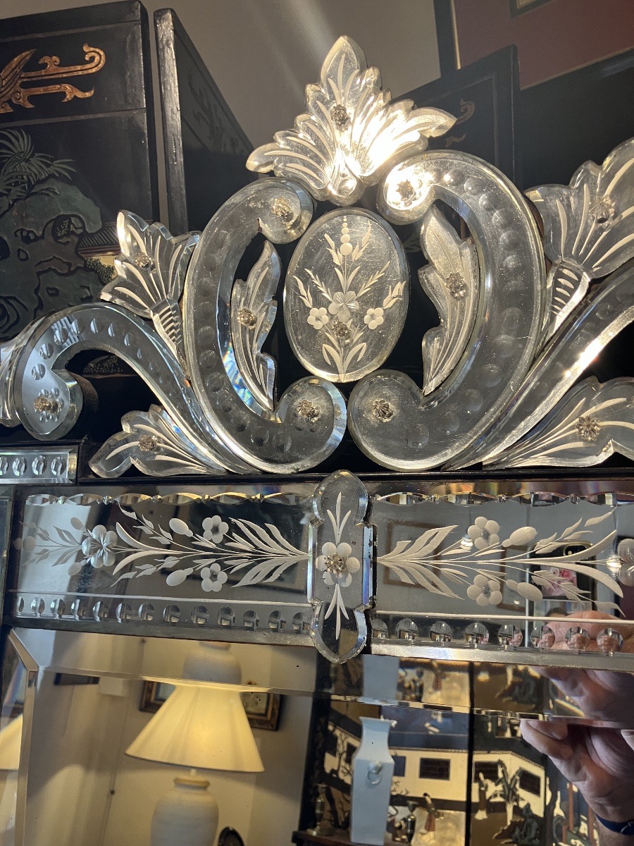 Large Venetian Mirror With An Openwork Pediment, Engraved Glass, And Floral Decoration; First Half Of The 20th Century -photo-4