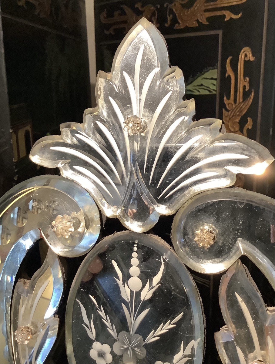 Large Venetian Mirror With An Openwork Pediment, Engraved Glass, And Floral Decoration; First Half Of The 20th Century -photo-6