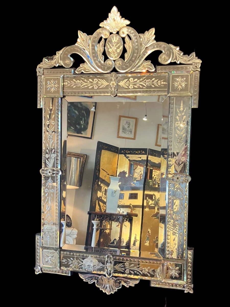 Large Venetian Mirror With An Openwork Pediment, Engraved Glass, And Floral Decoration; First Half Of The 20th Century 