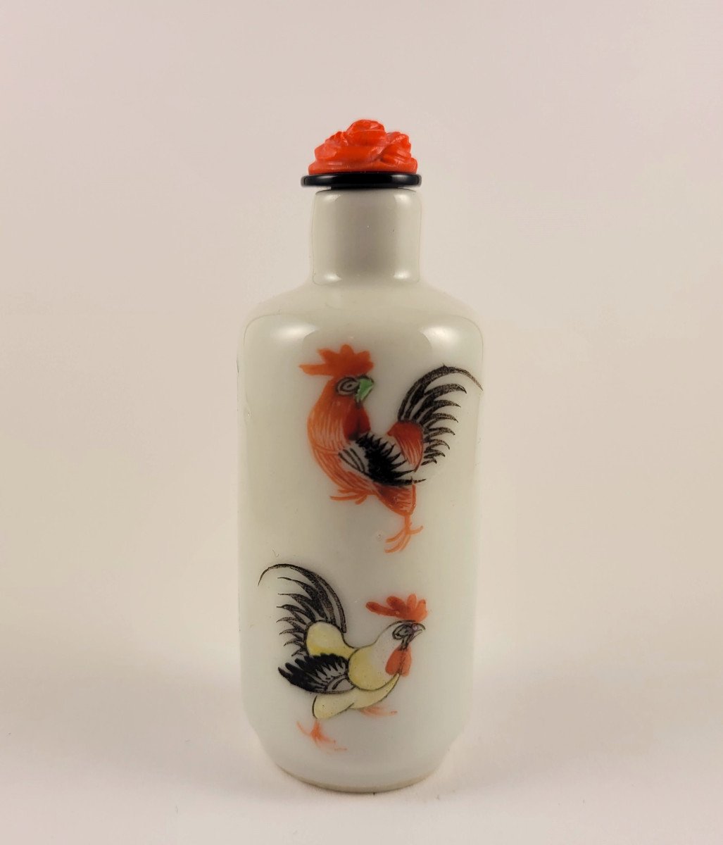 White Porcelain Snuff Bottle Decorated With Five Enameled Roosters-photo-3