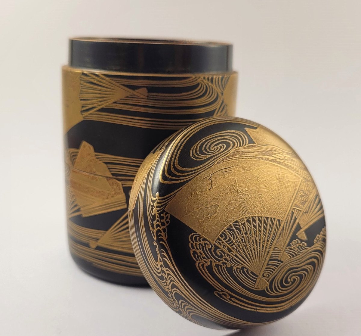 Small Cylindrical Box - Fans In The Waves - Japan - 19th Century