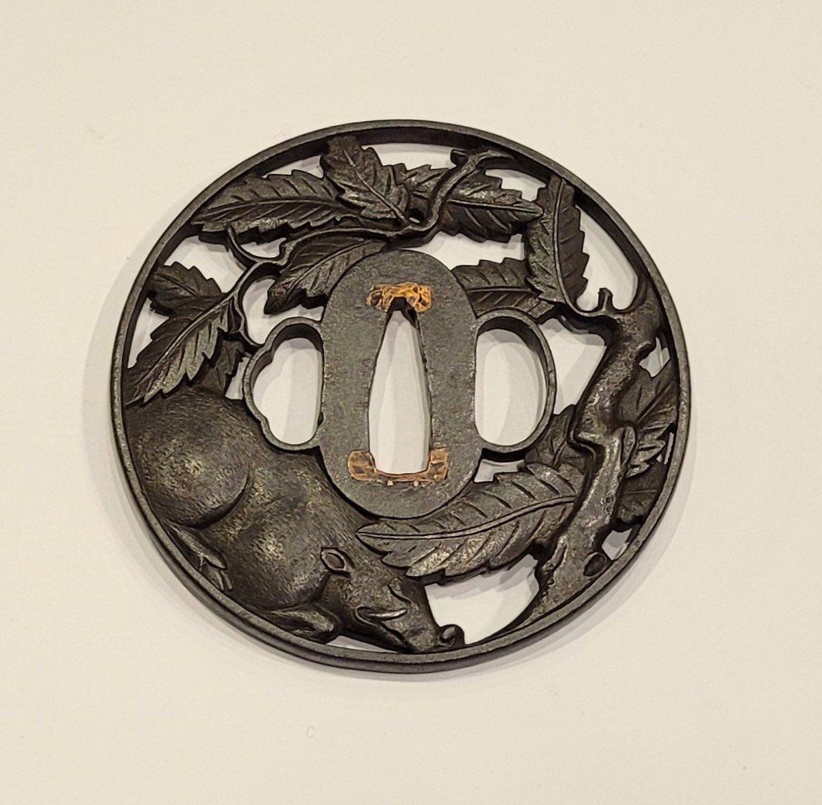 Tsuba Maru Gata En Fer - Sanglier Et Branches De Chêne - Milieu Edo - Shibuichi