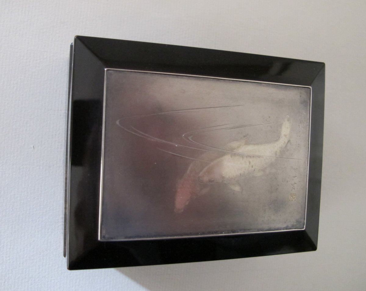 Boîte en laque décorée d'une plaque en argent à décor de carpes koï-photo-2