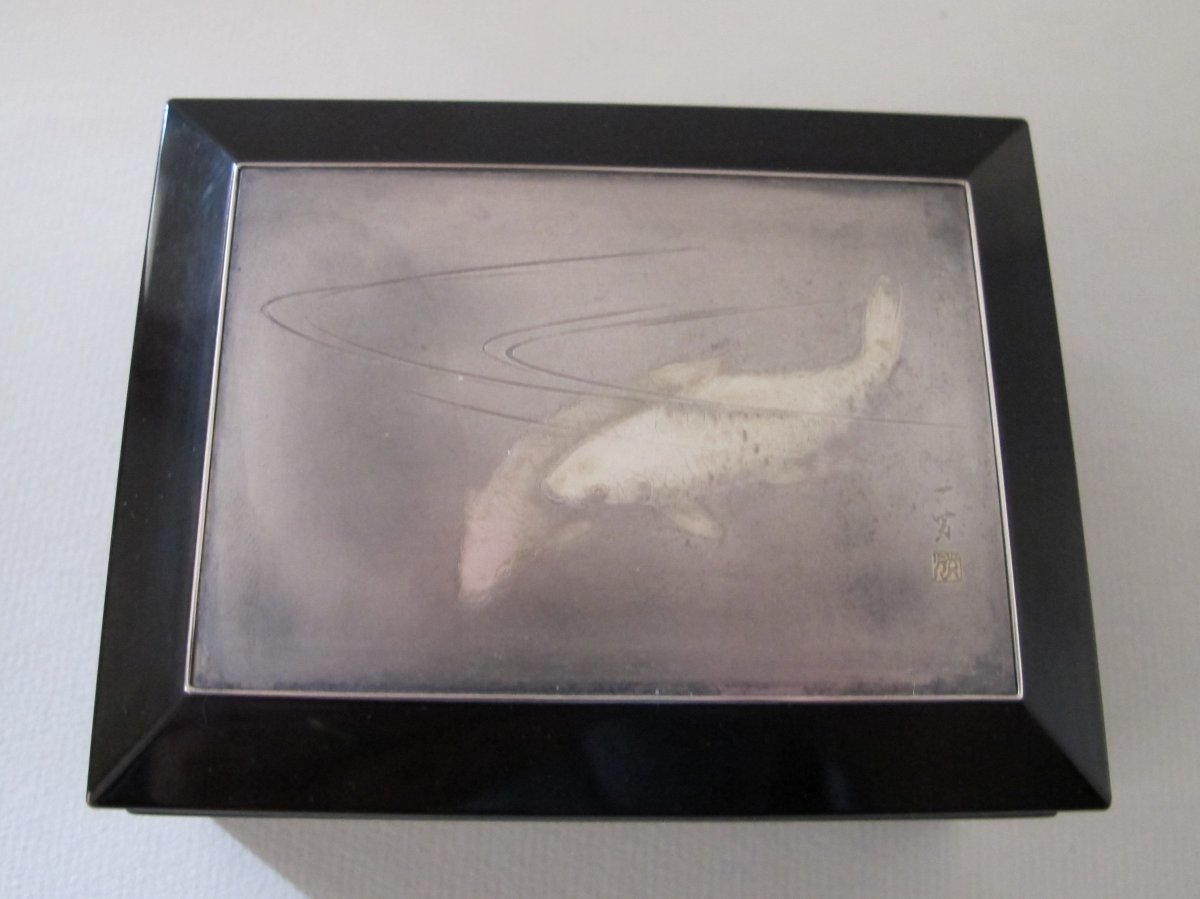 Boîte en laque décorée d'une plaque en argent à décor de carpes koï-photo-3