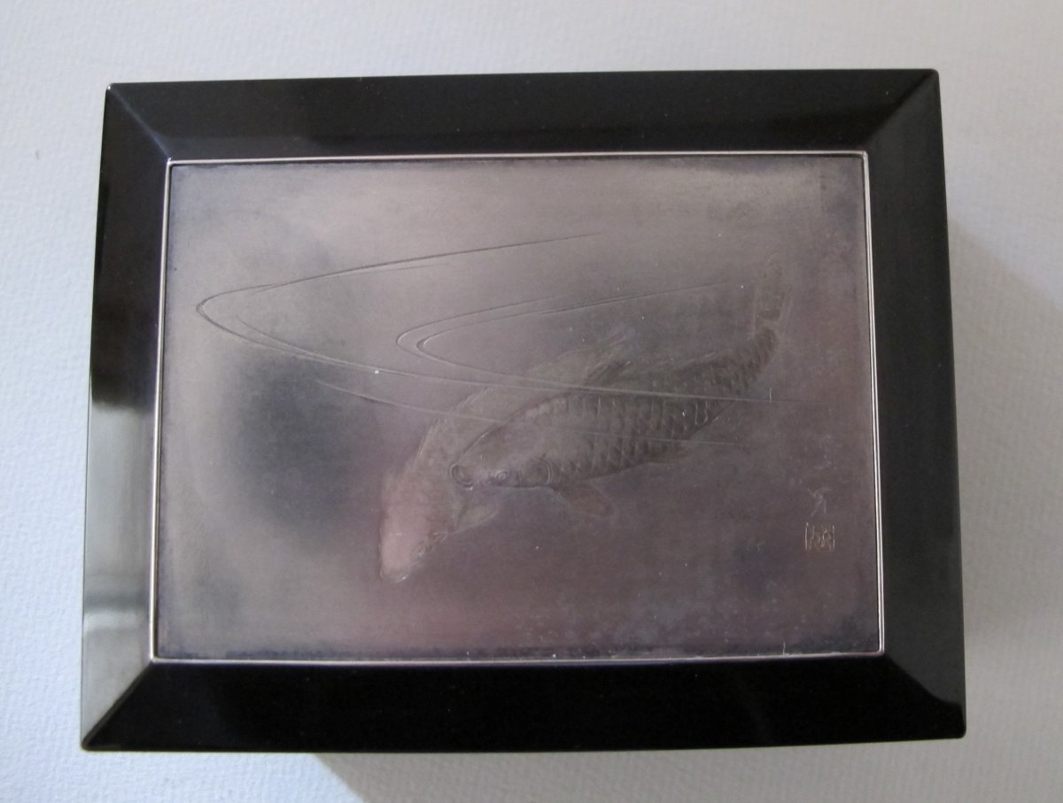 Boîte en laque décorée d'une plaque en argent à décor de carpes koï