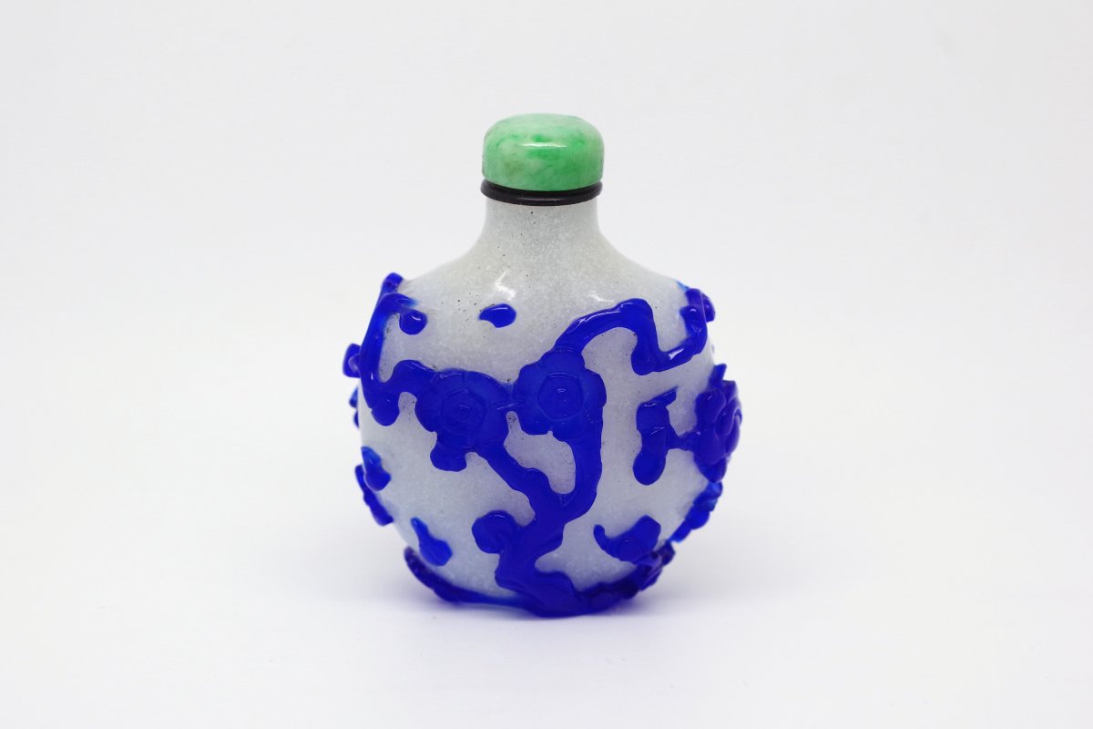Chinese Snuff Bottle Glass Overlay Blue On White Background Snowflakes, Jadeite Cap, 19th C.-photo-2