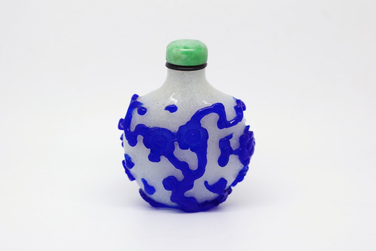 Chinese Snuff Bottle Glass Overlay Blue On White Background Snowflakes, Jadeite Cap, 19th C.-photo-2