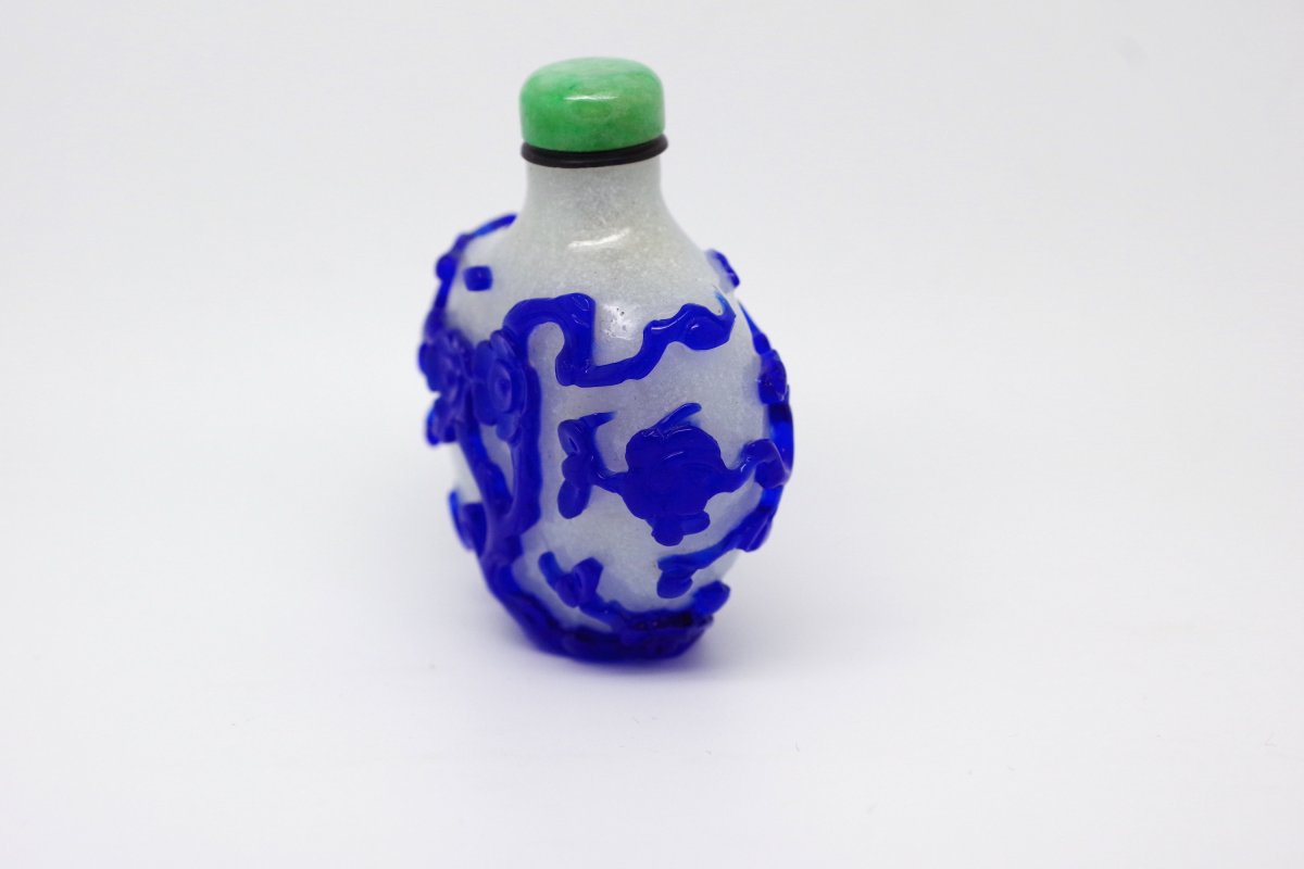 Chinese Snuff Bottle Glass Overlay Blue On White Background Snowflakes, Jadeite Cap, 19th C.-photo-2