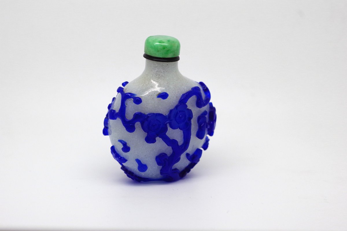 Chinese Snuff Bottle Glass Overlay Blue On White Background Snowflakes, Jadeite Cap, 19th C.