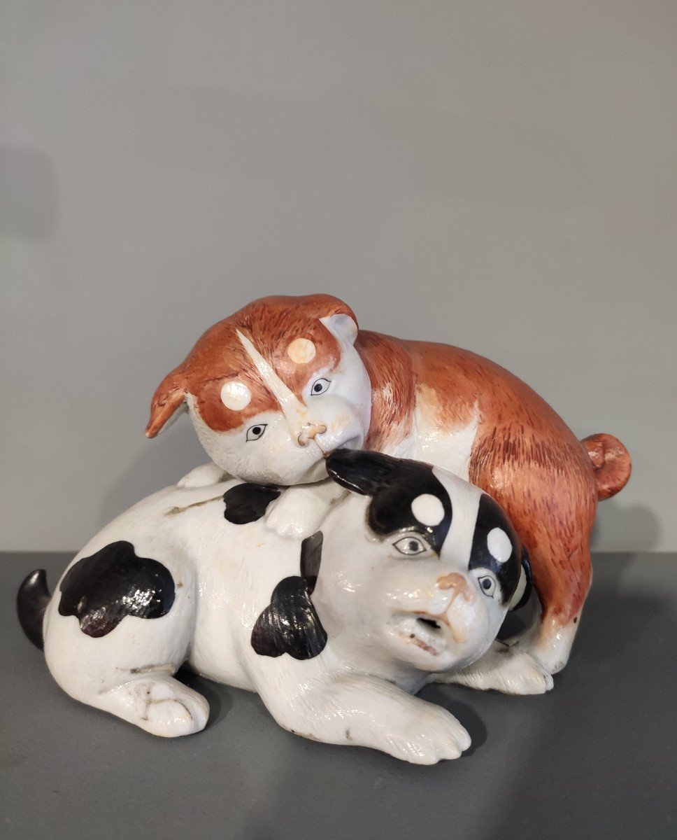 Petit Groupe De Deux Chiots En Porcelaine De Kutani