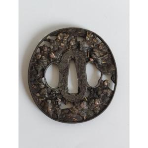 Tsuba Nagamarugata En Fer à Décor De Combats De Samouraï