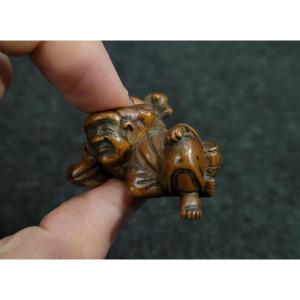 Netsuke - Dresseur De Singe Allongé - Bois