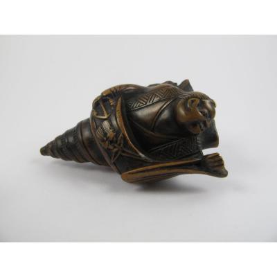 Netsuke en bois - Benkei dans une conque