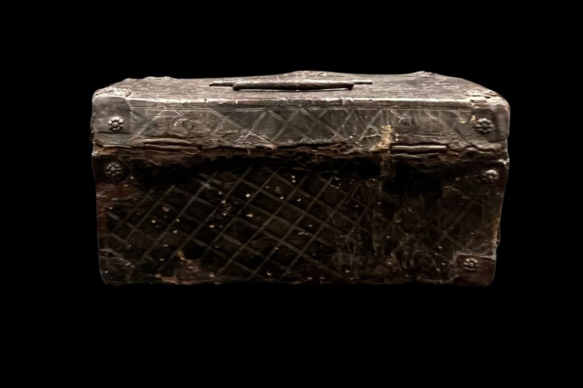 Petit coffret à âme en bois recouvert de cuir -photo-1