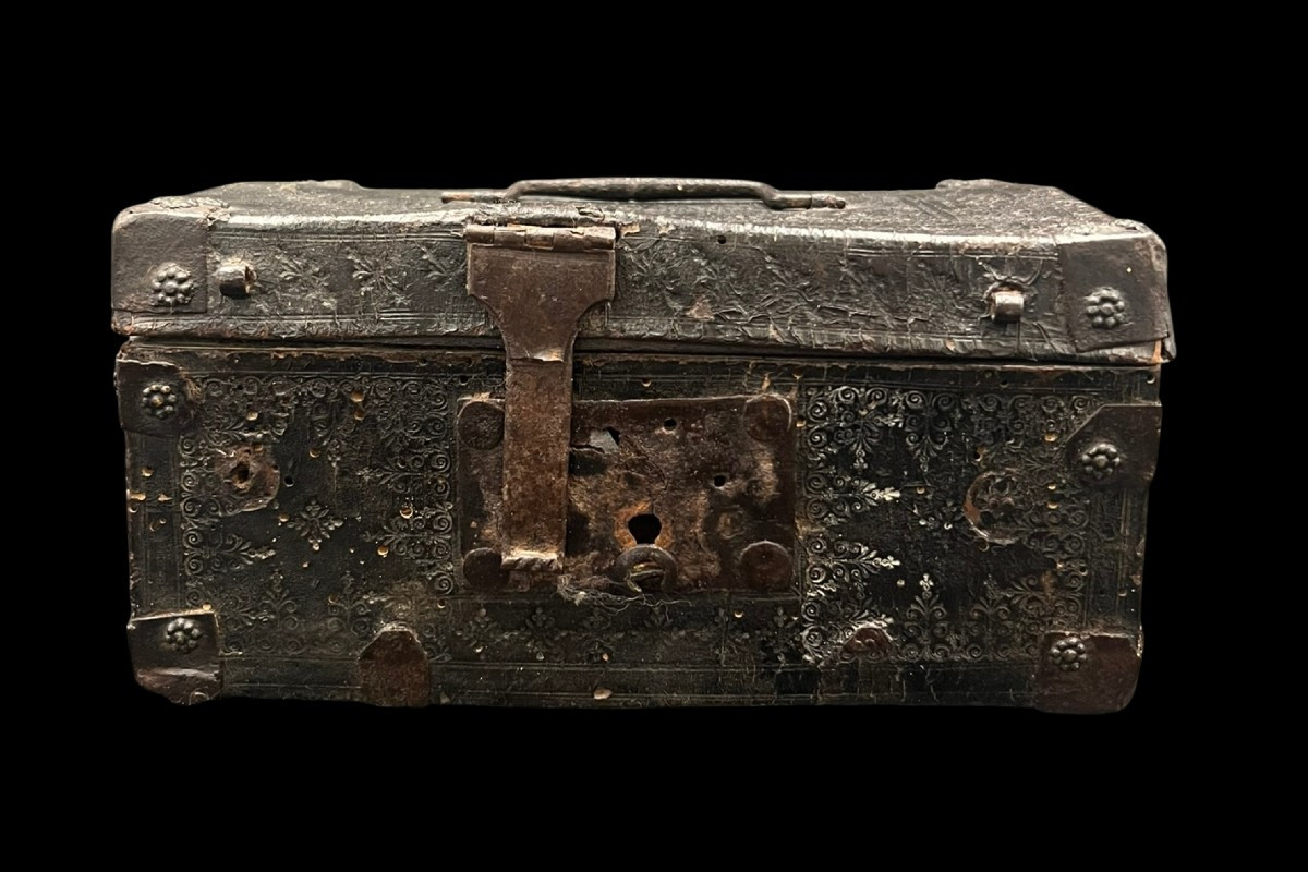 Petit coffret à âme en bois recouvert de cuir 