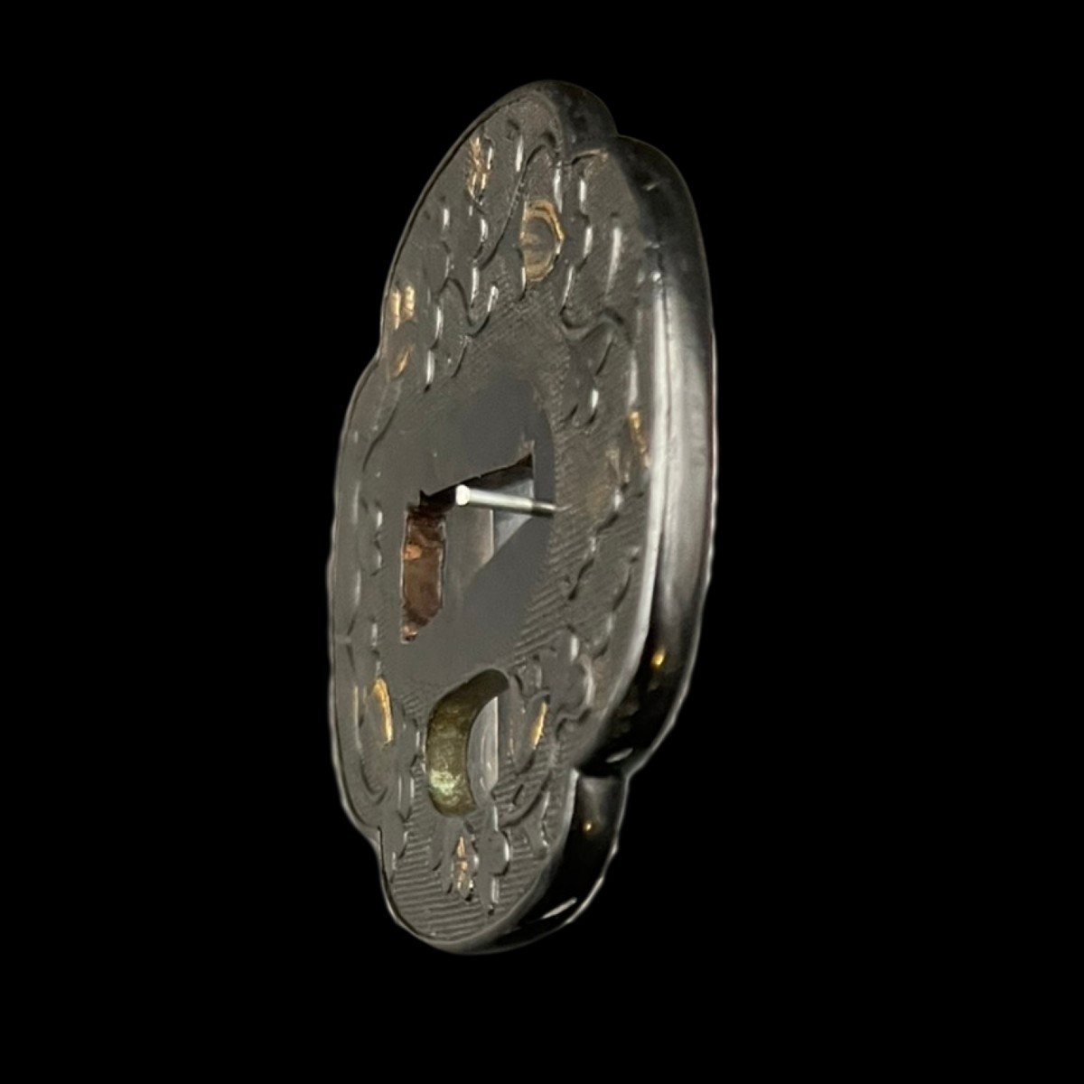 Tsuba mokko-gata en shakudō à décor végétal – Japon, époque Edo (XVIIe–XIXe siècle)-photo-2