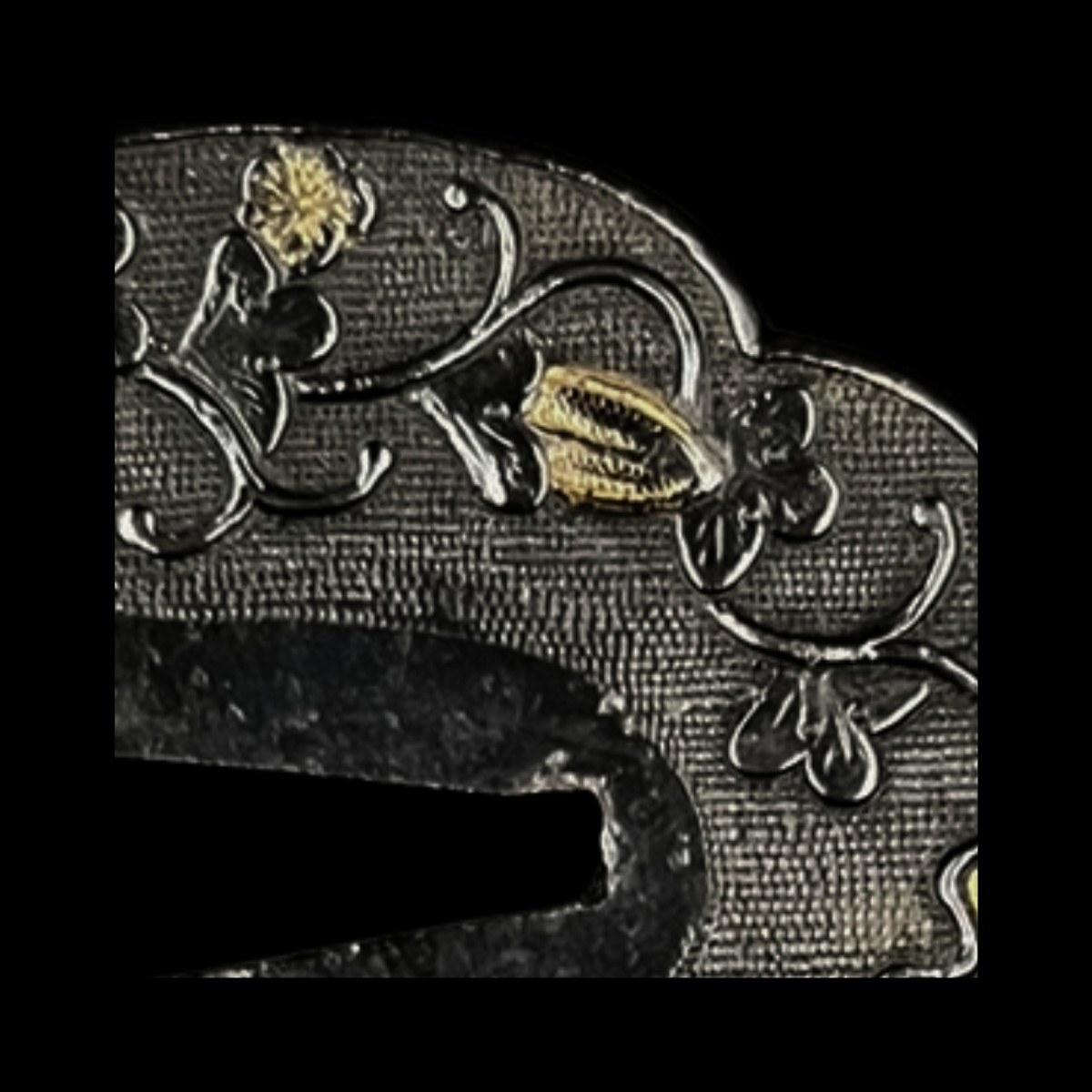 Tsuba mokko-gata en shakudō à décor végétal – Japon, époque Edo (XVIIe–XIXe siècle)-photo-4