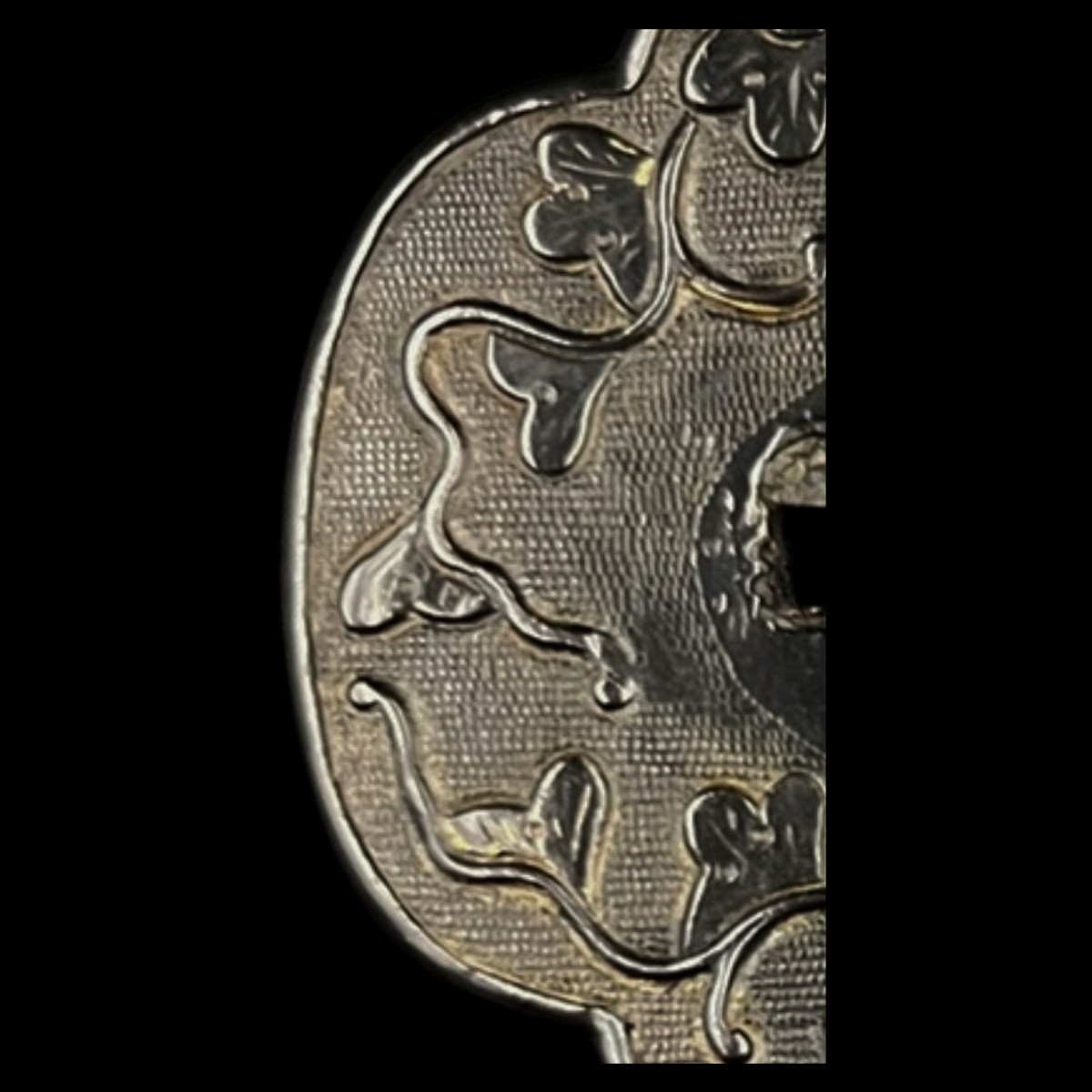 Tsuba mokko-gata en shakudō à décor végétal – Japon, époque Edo (XVIIe–XIXe siècle)-photo-1