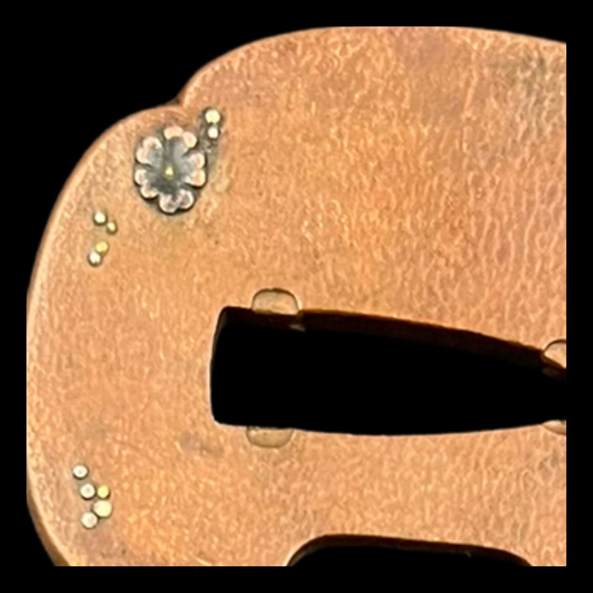 Tsuba en fer martelé – Décor en incrustations mixtes – Epoque Edo (XVIIe–XVIIIe siècle)-photo-1