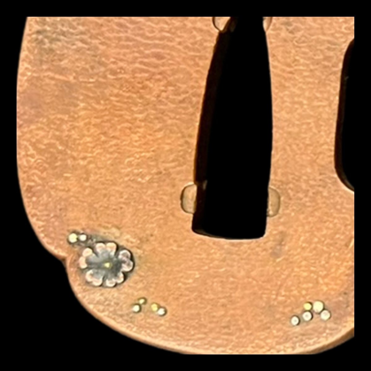 Tsuba en fer martelé – Décor en incrustations mixtes – Epoque Edo (XVIIe–XVIIIe siècle)-photo-1